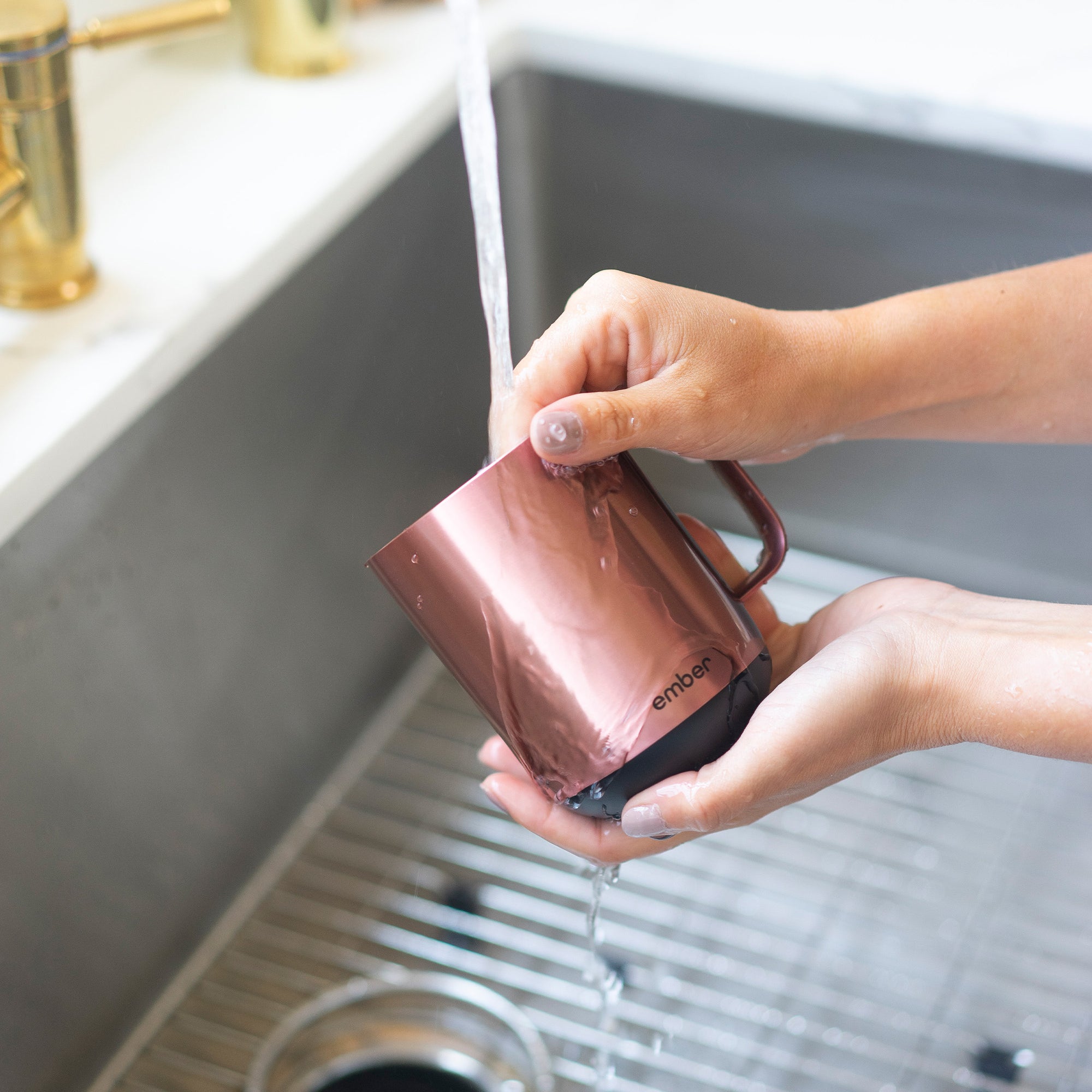 كوب إمبر 2 من المجموعة المعدنية، سعة 295 مل / 10 أونصة، لون ذهبي وردي، قابس بريطاني