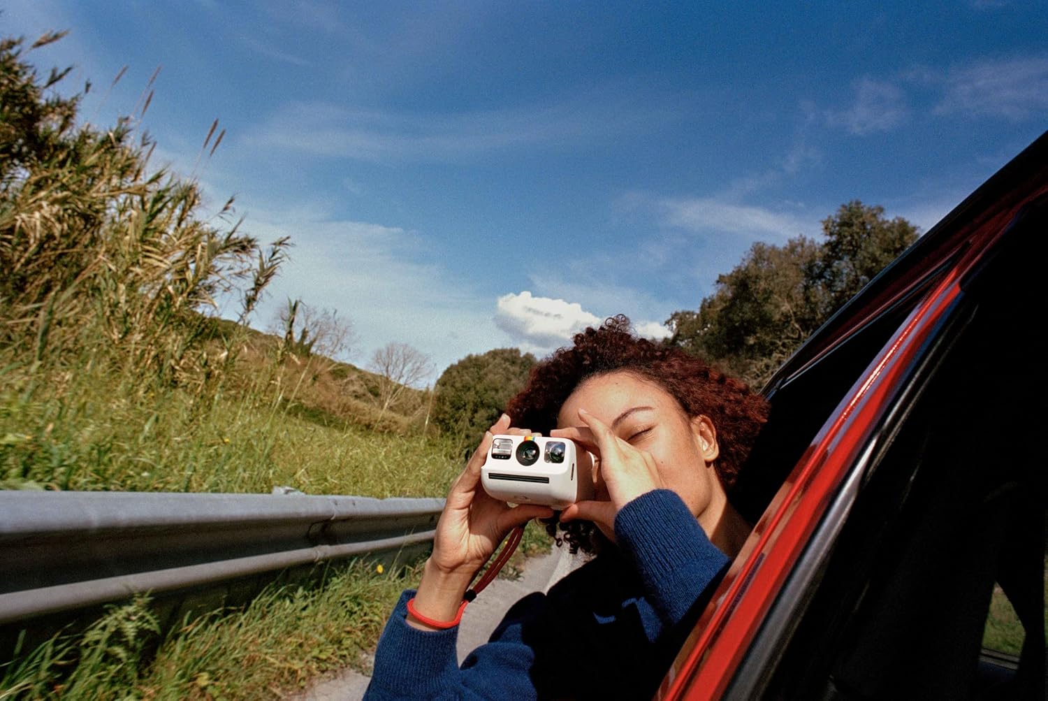 مجموعة كاميرا بولارويد جو الفورية من الجيل الثاني للمبتدئين مع عبوة مزدوجة من أفلام الألوان | أصغر كاميرا تناظرية صغيرة في العالم | مرآة سيلفي مدمجة، مؤقت ذاتي، وضع التعريض المزدوج | قابلة لإعادة الشحن عبر منفذ USB-C - أبيض