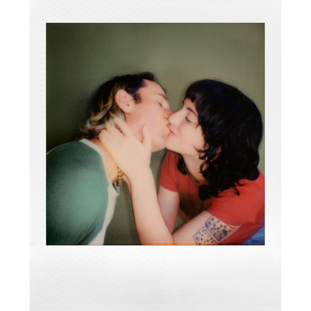 كاميرا بولارويد جو الفورية من الجيل الثاني - أصغر كاميرا جيب تناظرية في العالم مزودة بمرآة سيلفي، ومؤقت ذاتي، وتعريض مزدوج، وقابلة لإعادة الشحن عبر منفذ USB-C، ومتوافقة مع أفلام بولارويد جو - بنفسجي