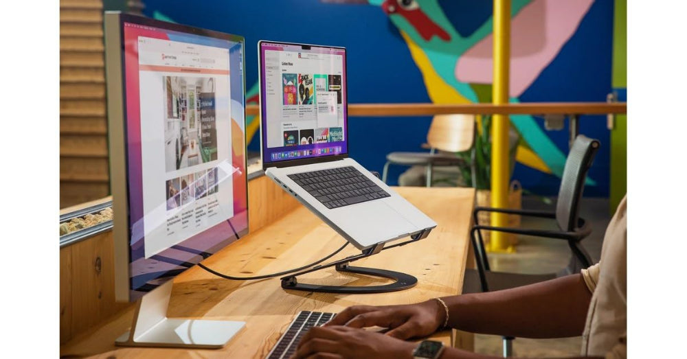 حامل كمبيوتر محمول/ماك بوك من الألومنيوم قابل للتعديل من حيث الارتفاع والزاوية من شركة TWELVE SOUTH - أسود