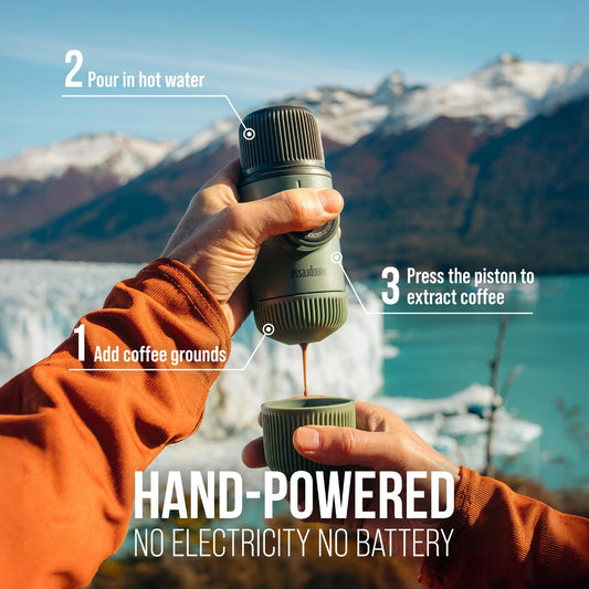 ماكينة صنع الإسبريسو المحمولة WACACO Elements Nanopresso مع حافظة واقية (تعمل يدويًا) - أخضر طحلبي