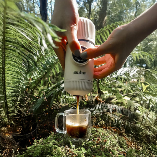 ماكينة صنع الإسبريسو المحمولة WACACO Elements Nanopresso مع حافظة واقية (تعمل يدويًا) - أبيض بارد