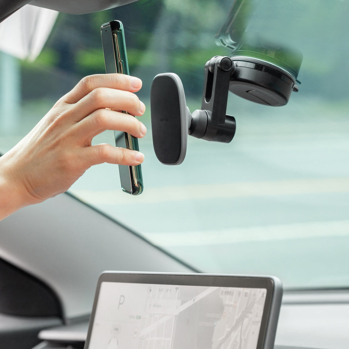 [OPEN BOX] MOSHI SnapTo Universal Car Mount with Wireless Charging - Black