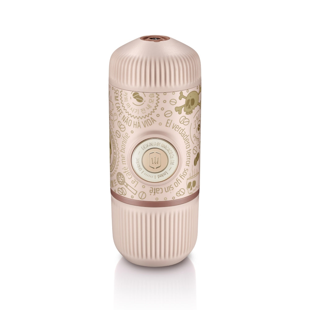 [علبة مفتوحة] ماكينة إسبريسو محمولة من واكاكو نانوبريسو دارك سولز - مع حافظة واقية (تعمل يدويًا) - وردي