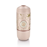 [علبة مفتوحة] ماكينة إسبريسو محمولة من واكاكو نانوبريسو دارك سولز - مع حافظة واقية (تعمل يدويًا) - وردي